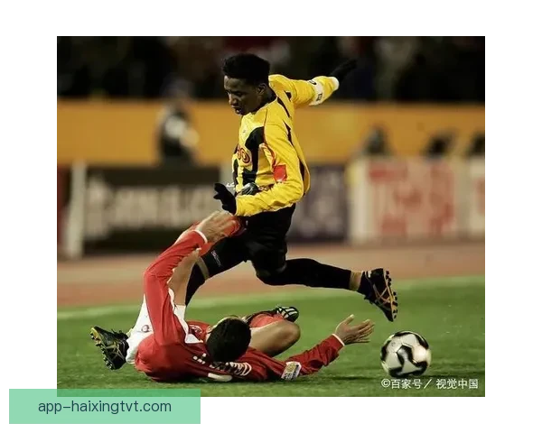 科马尔诺主场完胜鲁森比洛克三球获胜展现强势表现